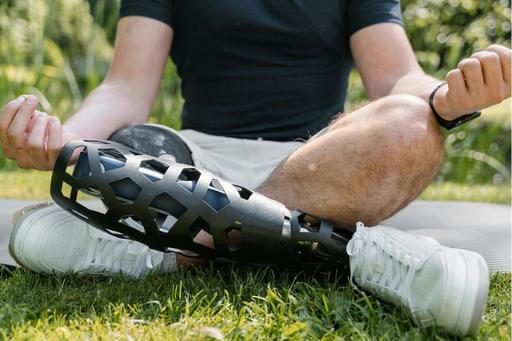 meditating man with prosthetic leg